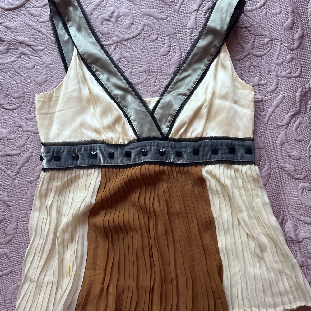 Pleated V-Neck Colorblock Sleeveless Top in Cream, Brown & Gray